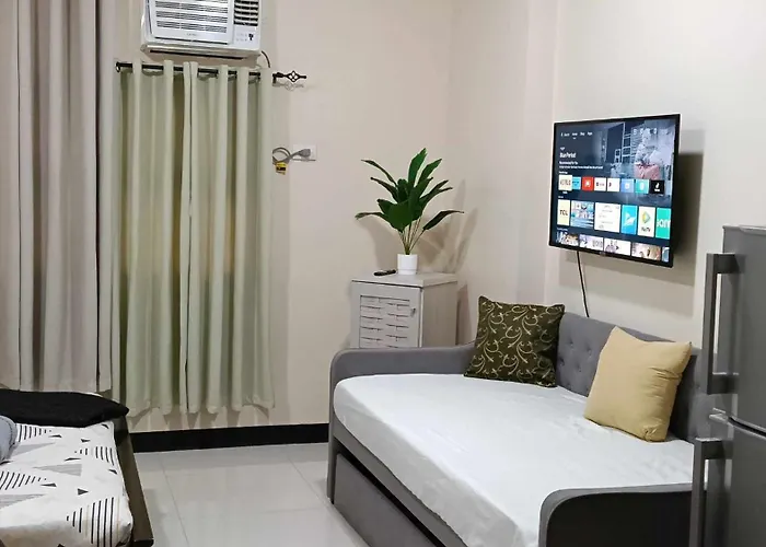 Unit Walking Distance To Airport Apartment *