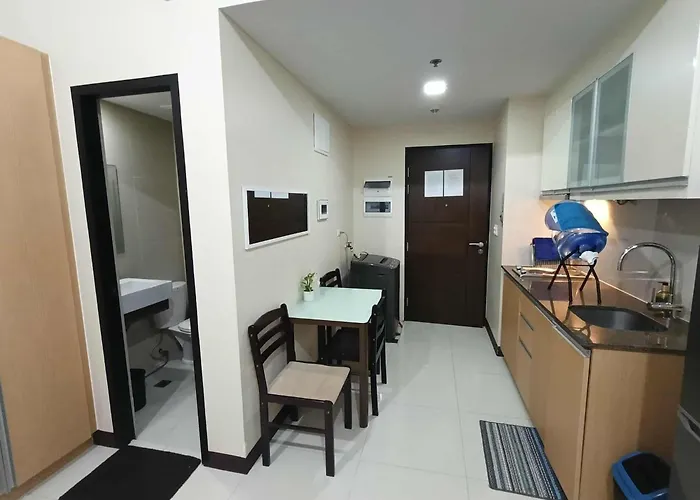 Unit Walking Distance To Airport Apartment