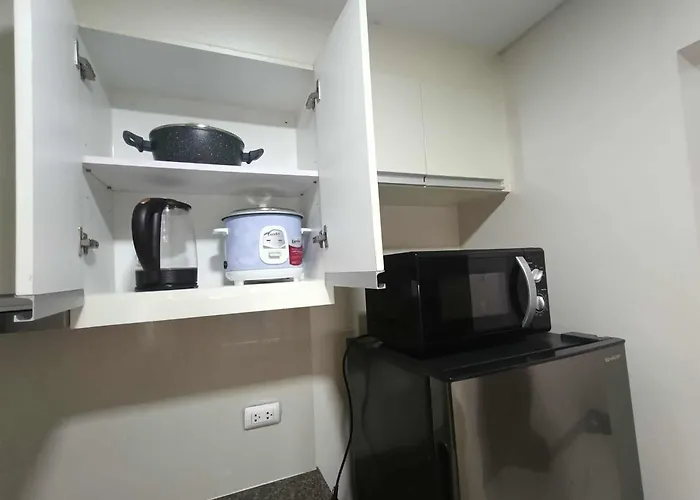 Unit Walking Distance To Airport Apartment *