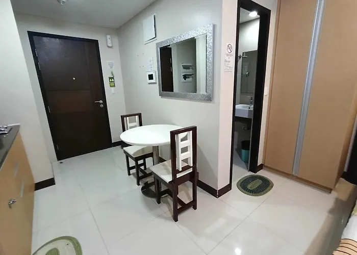 Unit Walking Distance To Airport Apartment *