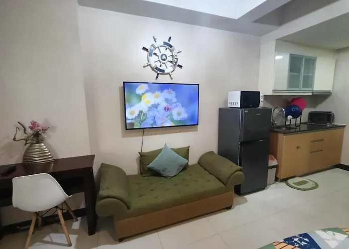Unit Walking Distance To Airport Apartment *