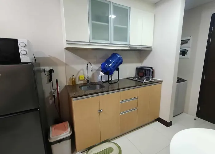 Unit Walking Distance To Airport Apartment *