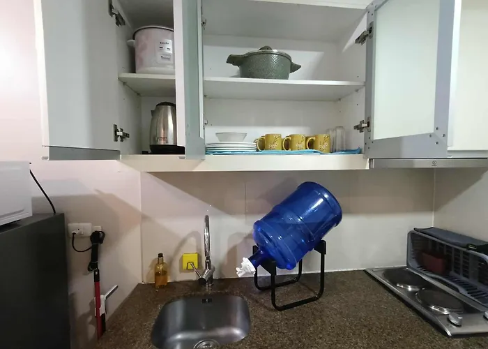 Unit Walking Distance To Airport Apartment
