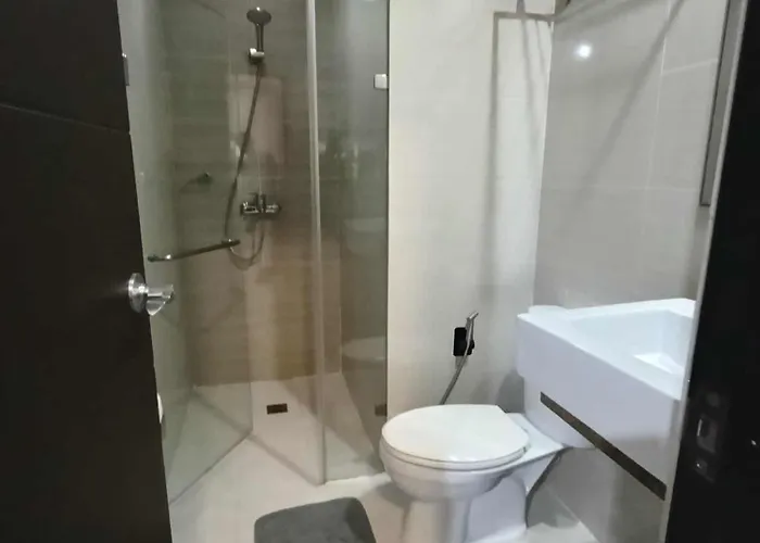 Unit Walking Distance To Airport Apartment *