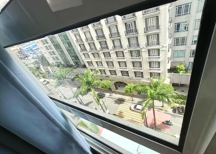 Apartment Unit Walking Distance To Airport *