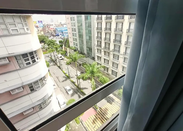 Unit Walking Distance To Airport Apartment *