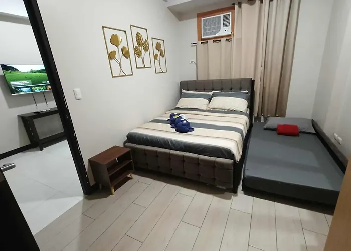 Apartment Unit Walking Distance To Airport *