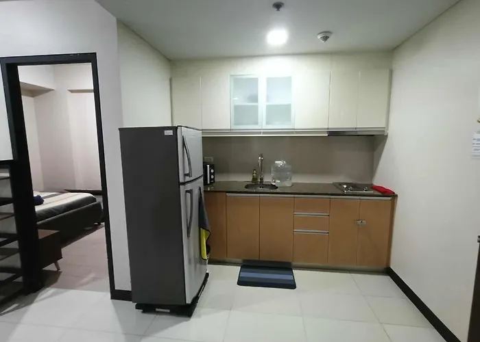 Unit Walking Distance To Airport Apartment *