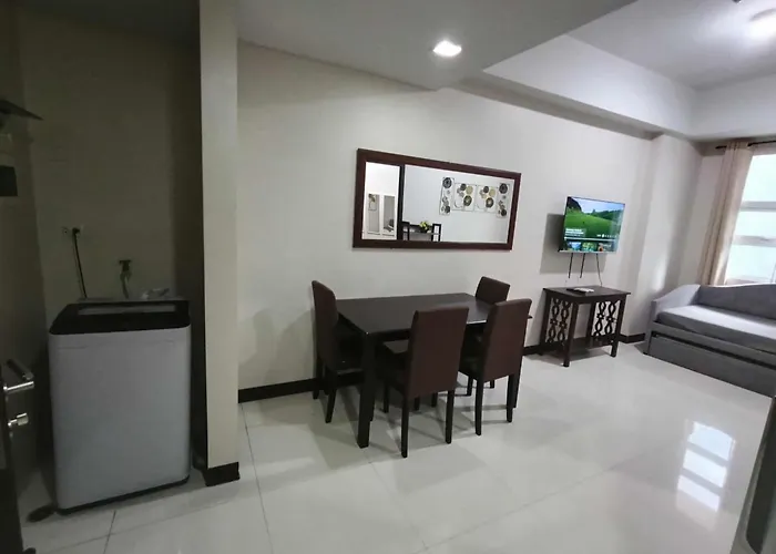 Apartment Unit Walking Distance To Airport *